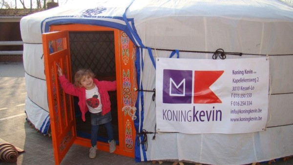 Koning Kevin gers tenten naamkaartje.jpg