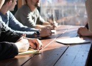 Hoe een gesprek van minder dan vijf minuten teams beter doet presteren